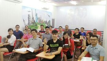 F163 - Em có học qua một số trung tâm tiếng Anh khác nhưng có lẽ thầy là người để lại cho em ấn tượng nhiều nhất bởi cách thầy truyền tải kiến thức rất thú vị và rõ ràng