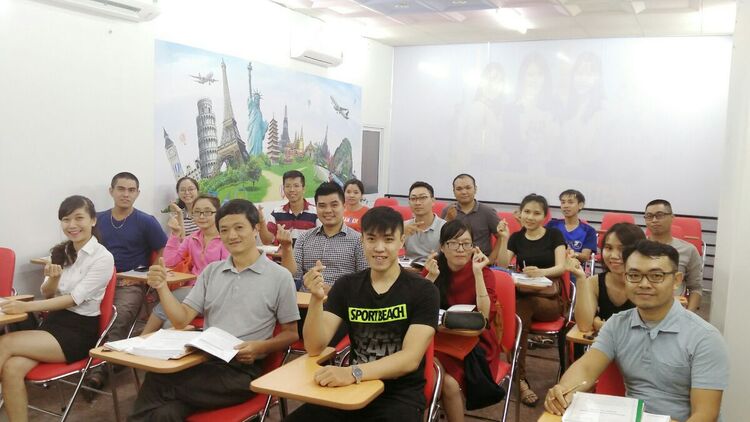 F163 - Em có học qua một số trung tâm tiếng Anh khác nhưng có lẽ thầy là người để lại cho em ấn tượng nhiều nhất bởi cách thầy truyền tải kiến thức rất thú vị và rõ ràng