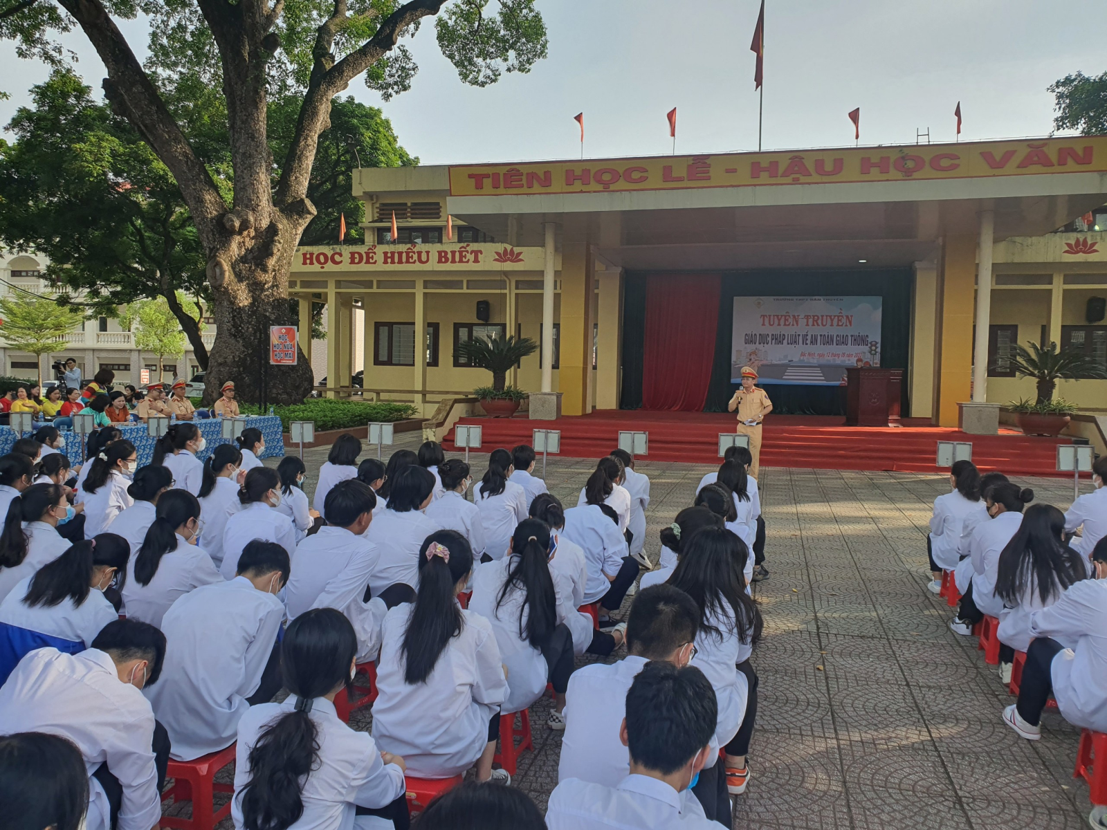 Khuôn viên THPT Hàn Thuyên với nhiều cây xanh mát