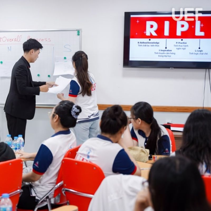 IELTS Fighter đồng h&agrave;nh UEF 2