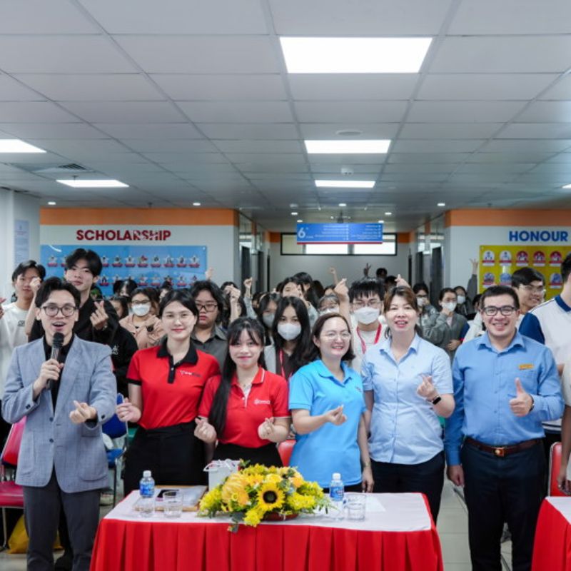 IELTS Fighter đồng h&agrave;nh UEF 5
