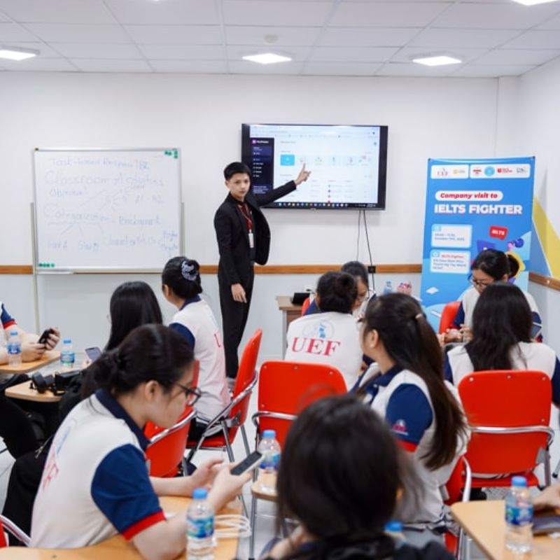 IELTS Fighter đồng h&agrave;nh UEF 3