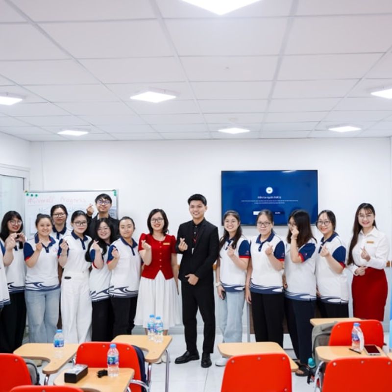 IELTS Fighter đồng h&agrave;nh UEF 1