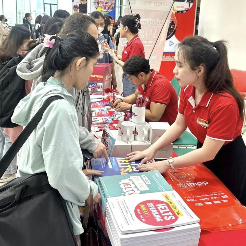 IELTS Fighter đồng h&agrave;nh UEF 8