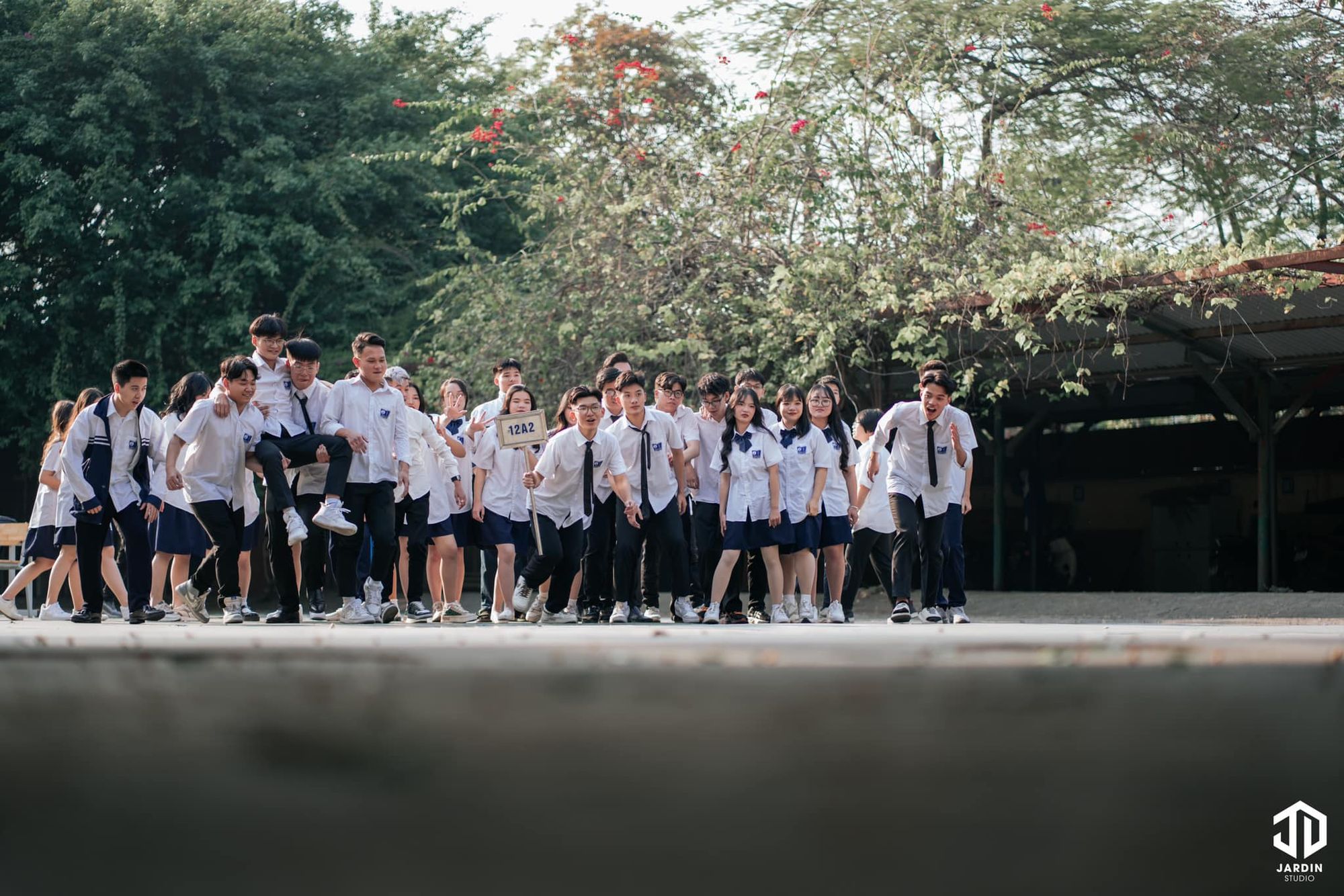 Kỷ yếu lớp 12 tại cấp 3 Nguyễn Thị Minh Khai