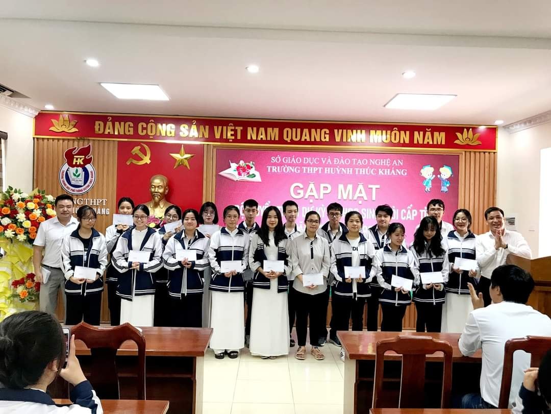 Gặp mặt và trao thưởng cho đội tuyển học sinh giỏi