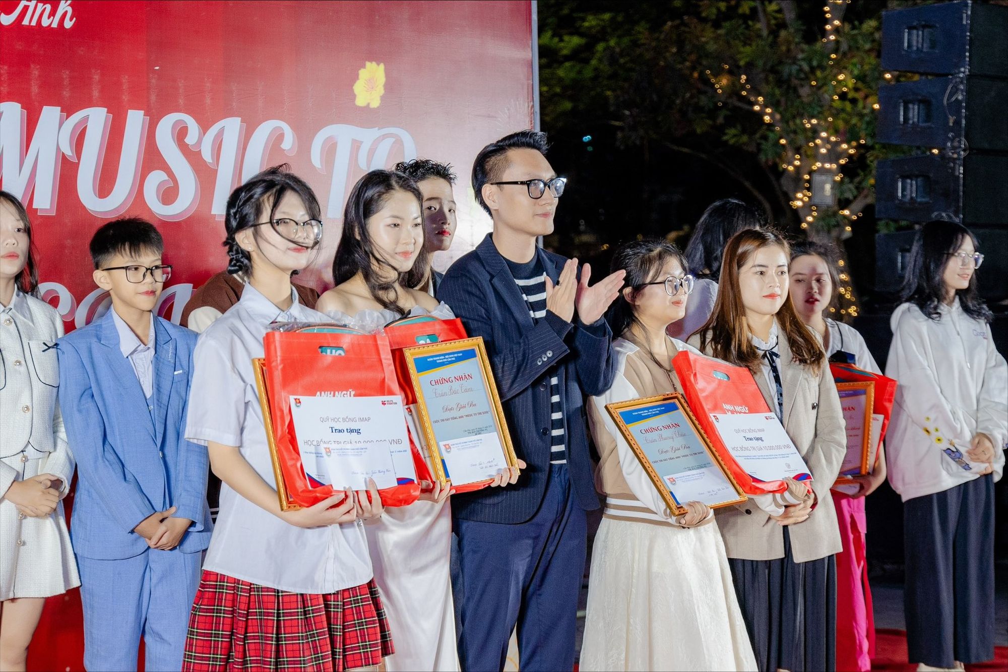 IELTS Fighter trao tặng học bổng tiếng Anh cho các bạn học sinh, sinh viên Cẩm Phả